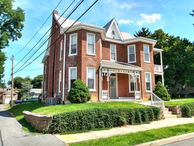 Building Photo - 519 Nelson St