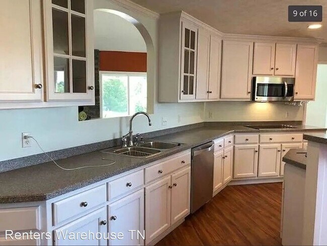 Building Photo - 3 bed/3bth with pool and garage. Country l...