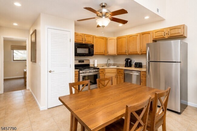Building Photo - 5 Red Lodge Dr