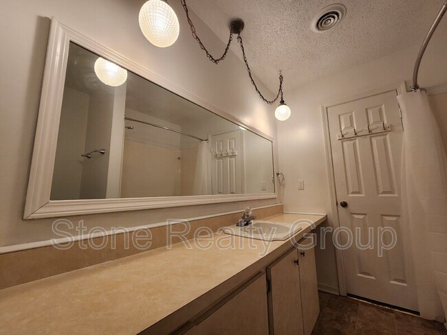 Building Photo - 2329 E Glenview Dr