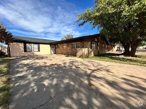 Building Photo - Huge 4Bed/3Bath Available Now!