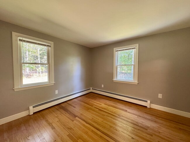 Building Photo - $3,395 Spacious 4BD/2BA Home w/Fenced Back...