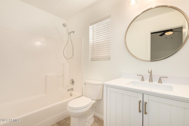 Building Photo - 929 E Saragosa St