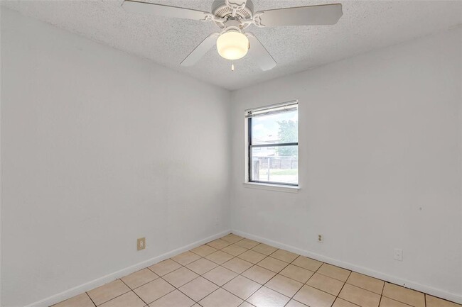 Building Photo - 9604 Night Star Dr