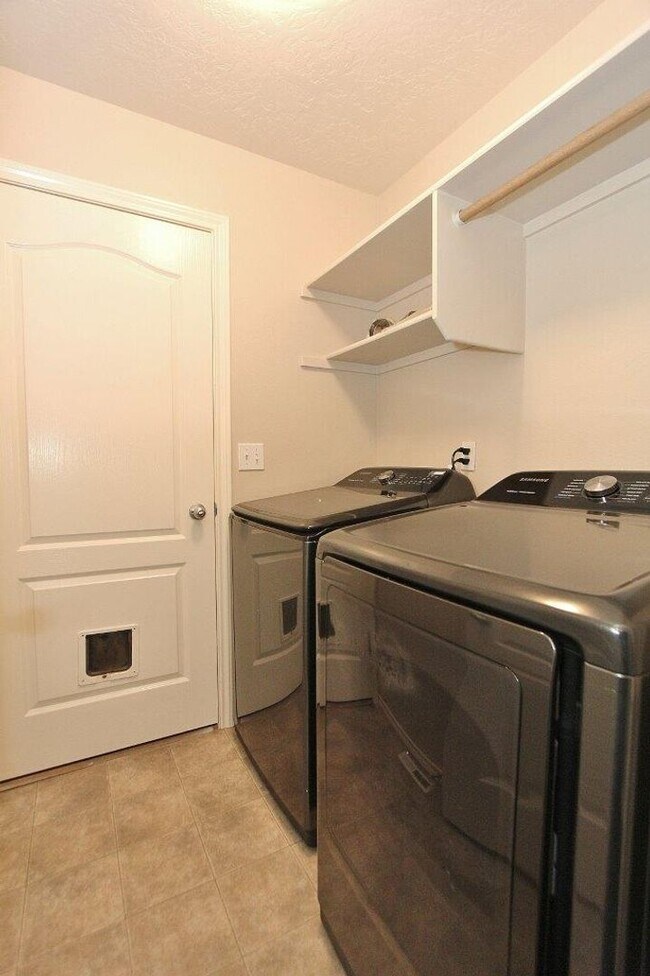Building Photo - Clean home in Quiet Neighborhood