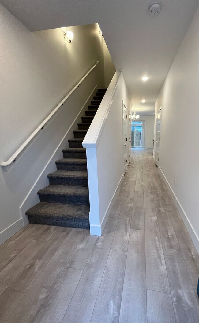 Building Photo - 1550 E 3rd St