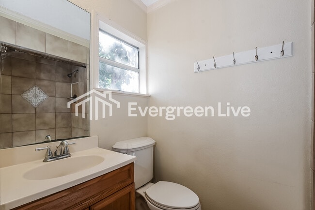 Building Photo - 600 S Center St