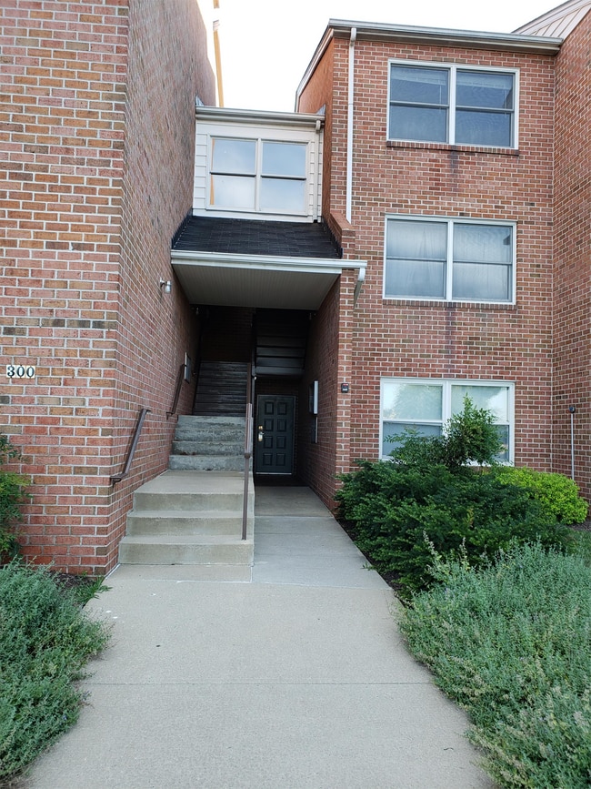 Building Photo - 300 Chapel Ct