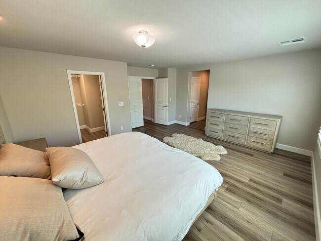Building Photo - Contemporary 4Bed/3Bath/3 Car/+ Loft -residence located in the Silverado Ranch area