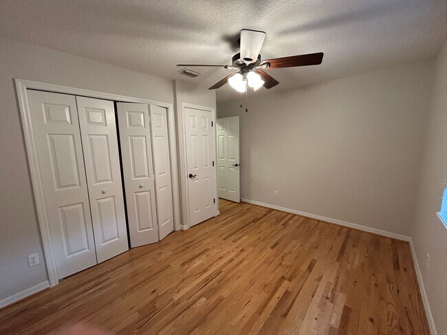 Building Photo - Spacious and Perfectly located 4/2 home in...
