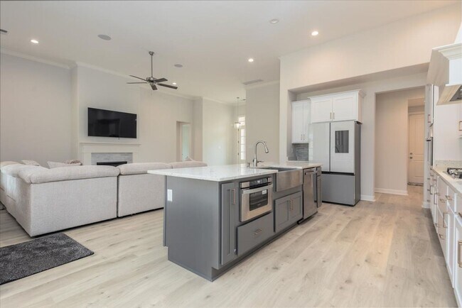 Building Photo - Like New 6 BR/ 4.5 BA in Lakeland