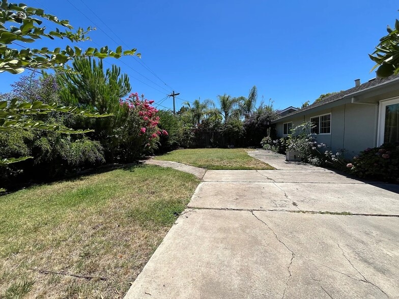 Building Photo - 5564 Yale Dr
