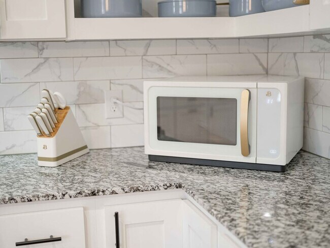 Building Photo - 201 N Dogwood St