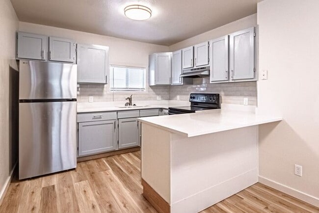 Building Photo - Renovated Cozy 2-Bedroom Duplex |Utilities Included! | Move-In Special - 50% off the first month’...