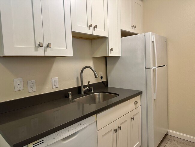 Building Photo - Chic and Updated Studio in Prime Location