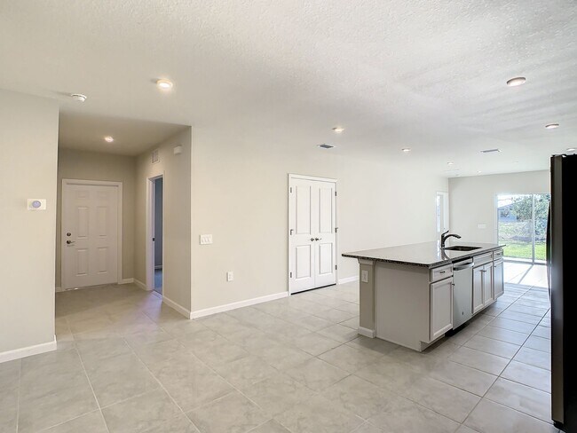 Building Photo - Villa Home in West Port - 3/2/2 close to s...