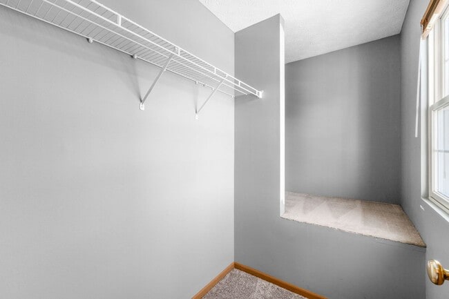 Building Photo - Spacious South Side Home with Garage!