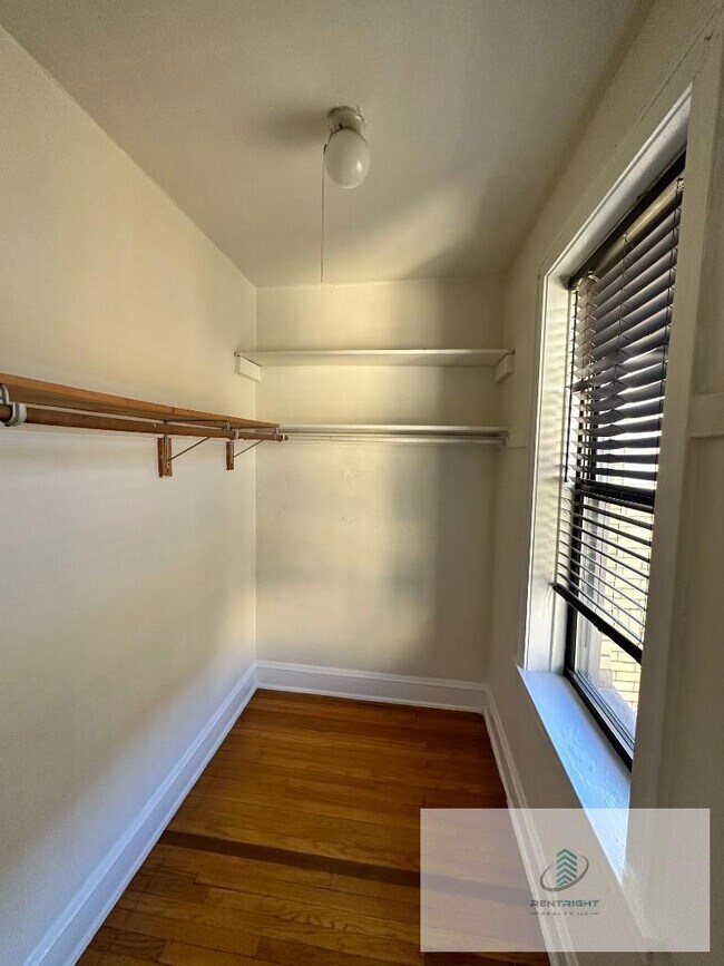 Building Photo - 4055 N Elston Ave