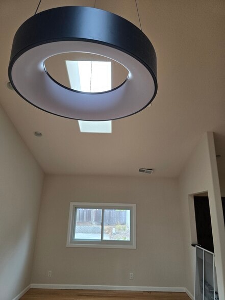 Building Photo - 667 Plum St