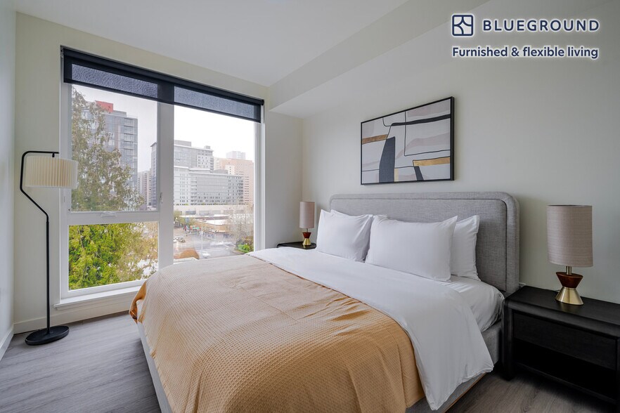 Building Photo - 10050 NE 10th St