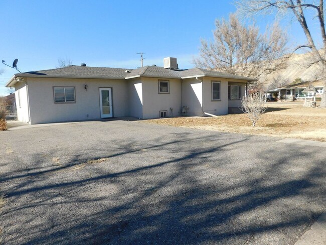 Building Photo - Spacious Home in Palisade