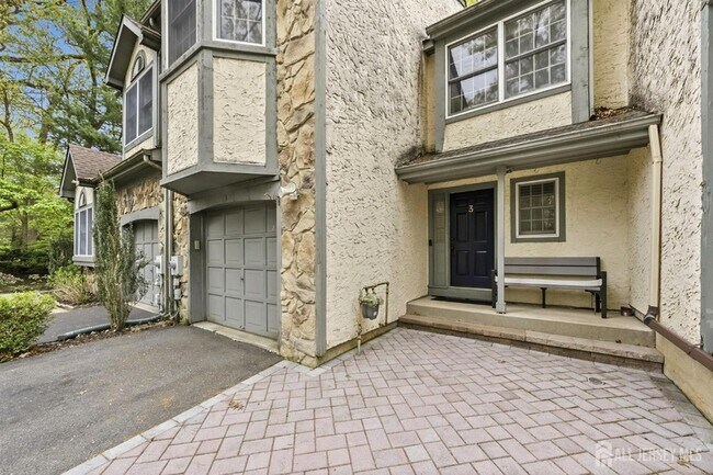 Building Photo - 3 Dorchester Dr