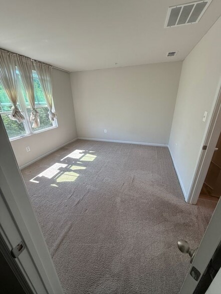 Building Photo - 202 Red Bill Ln