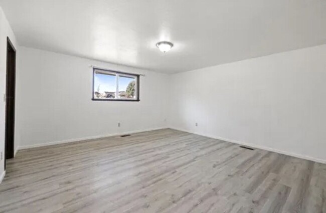 Building Photo - Elegant 4-Bedroom Home on a Corner Lot in ...