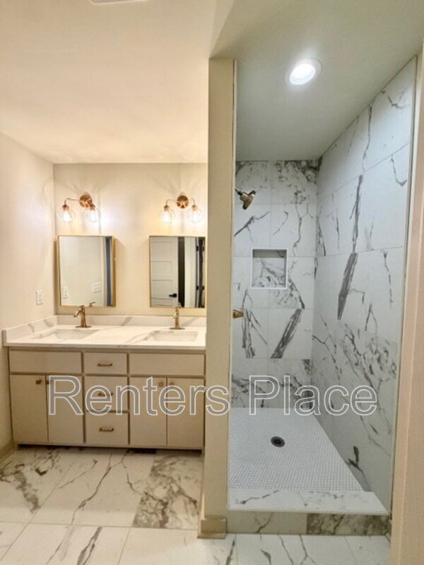 Building Photo - 1425 N Denver Ave