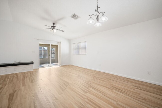 Building Photo - Charming 3?Bed,?2?Bath Home in Apollo Beac...