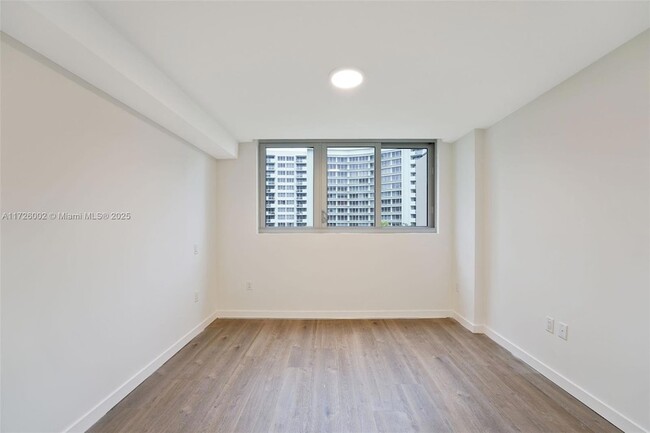 Building Photo - 1500 Bay Rd