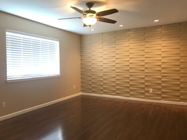 Building Photo - Nice 3/2 IN GRACY WOODS