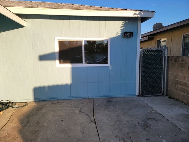 Building Photo - Renovated 3 Bed, 2 Bath 1122 Sqft front un...
