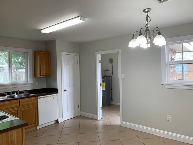 Building Photo - 510 Chalmette Ave