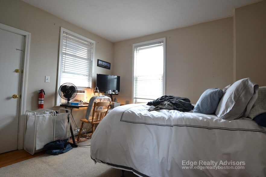 Building Photo - 5 Saybrook St