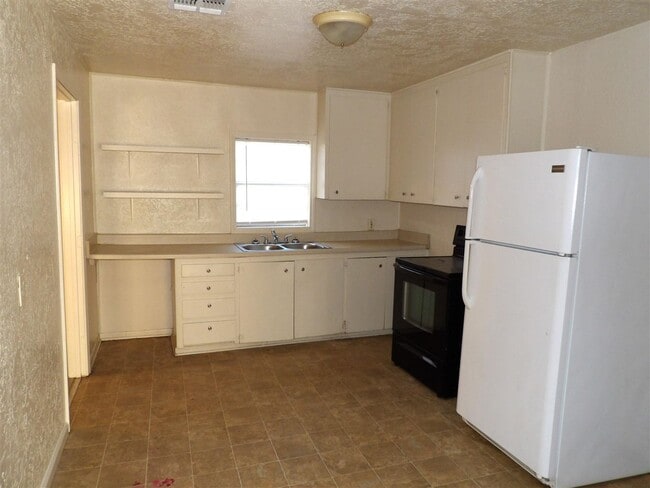 Building Photo - 1911 NW Andrews Ave