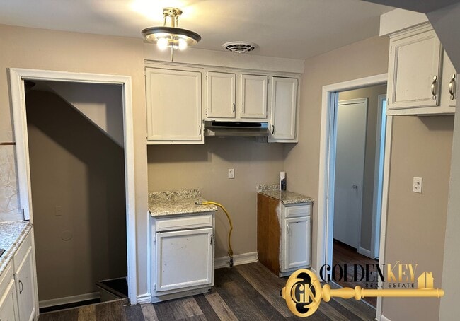 Building Photo - Spacious 4 bed / 2 bath with garage and fi...