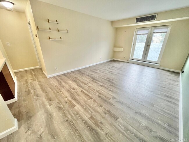 Building Photo - 501 N Barry Ave