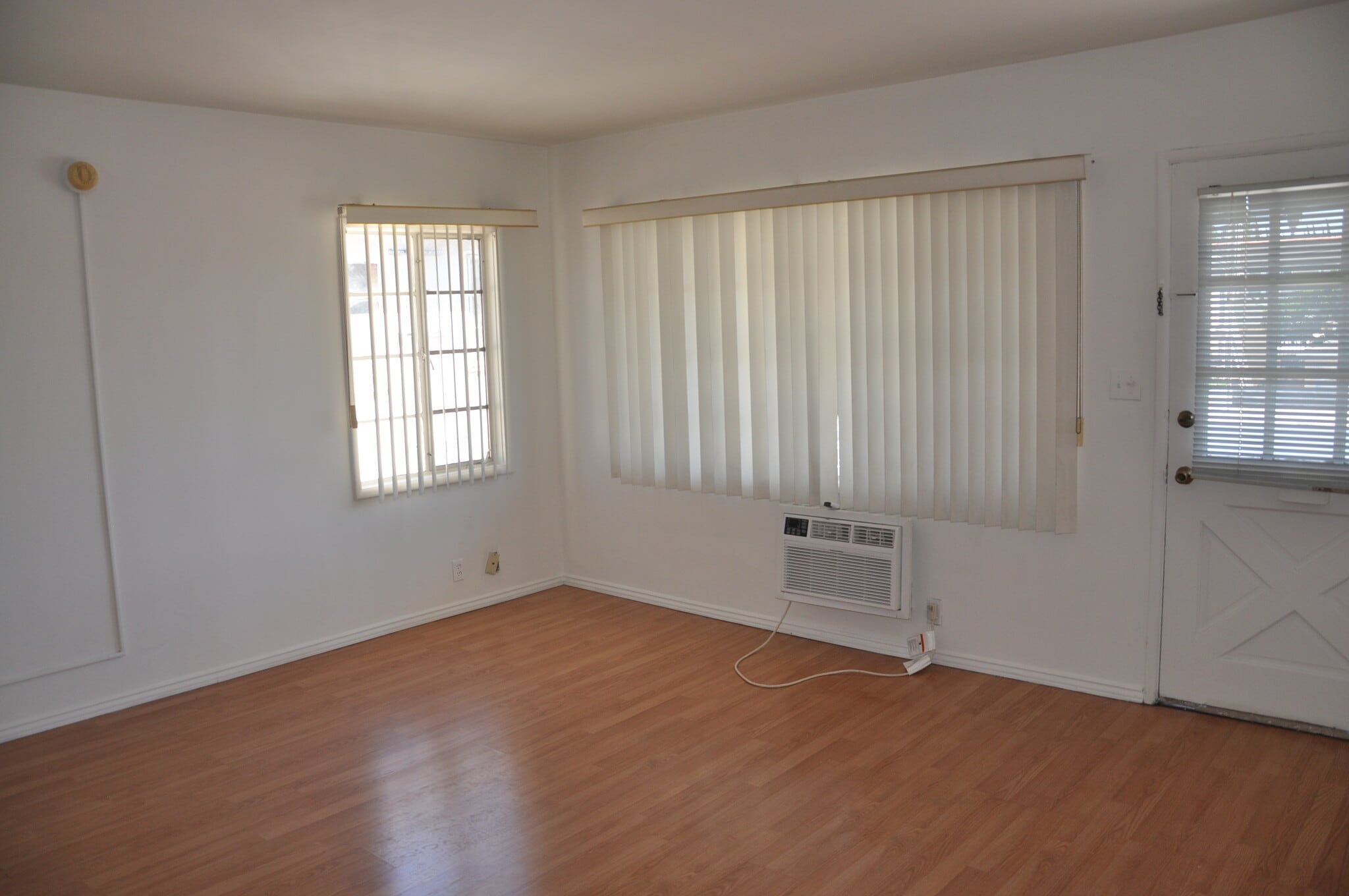 Building Photo - 818 W Glenoaks Blvd