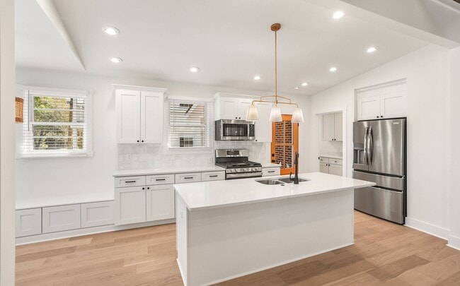 Building Photo - Downtown Beaufort Charmer