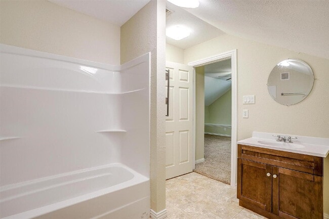 Building Photo - Updated Duplex in Weatherford with large y...