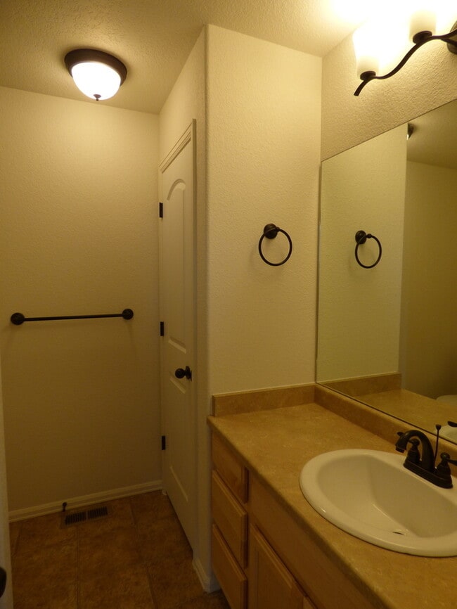 Building Photo - Spacious and Beautiful 3 Bed, 2.5 Bath Hom...