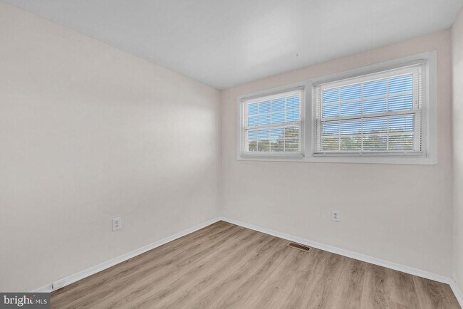 Building Photo - 40 Rittenhouse Dr
