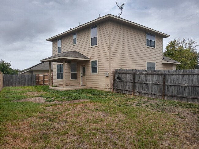 Building Photo - Lovely 4 Bedroom Home with Master Downstai...