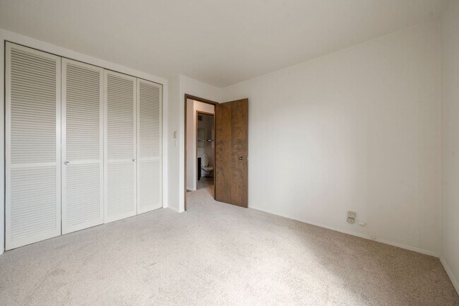 Building Photo - Stunning Queen Anne south slope condo with parking