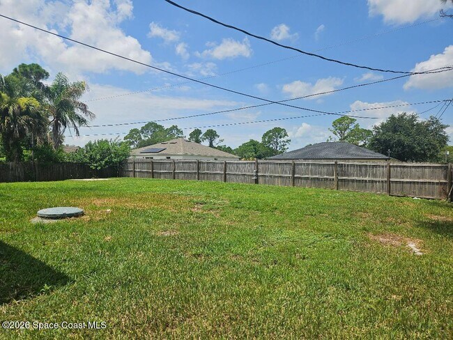 Building Photo - 842 Aruba Ave SE
