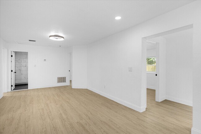 Building Photo - 812 W Miller St