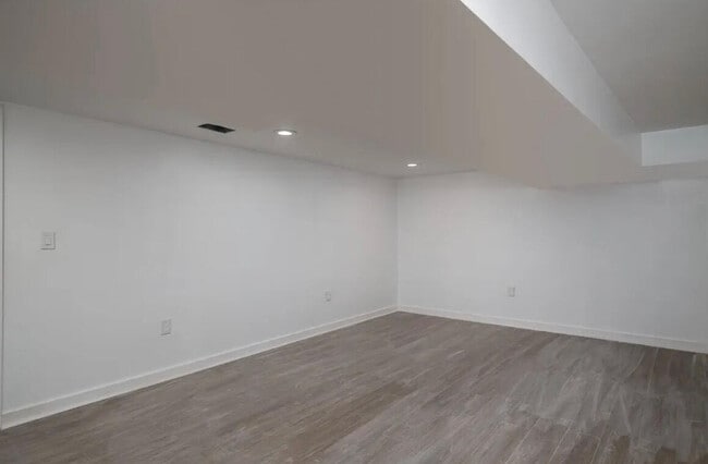 Building Photo - 667 Longview Dr