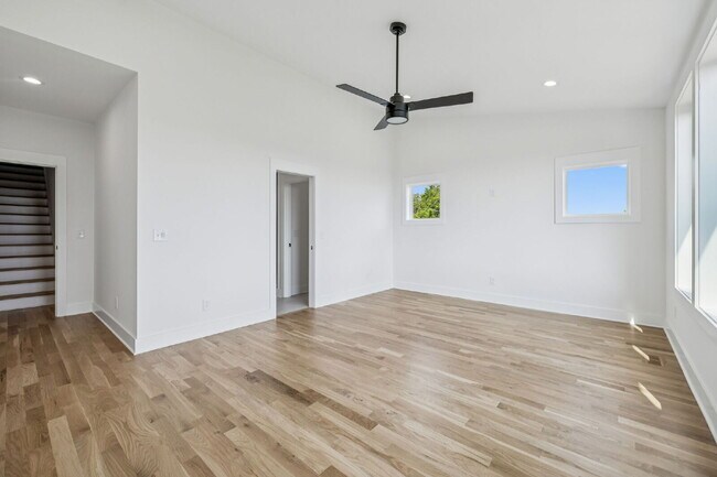 Building Photo - "Spacious 4-Bed, 4-Bath Gem in Nashville -...