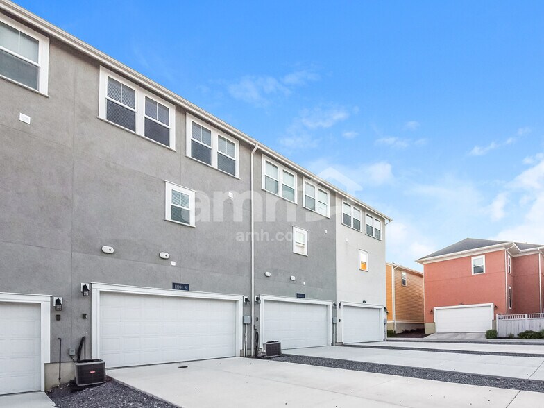 Building Photo - 11091 S Blue Bayou Dr